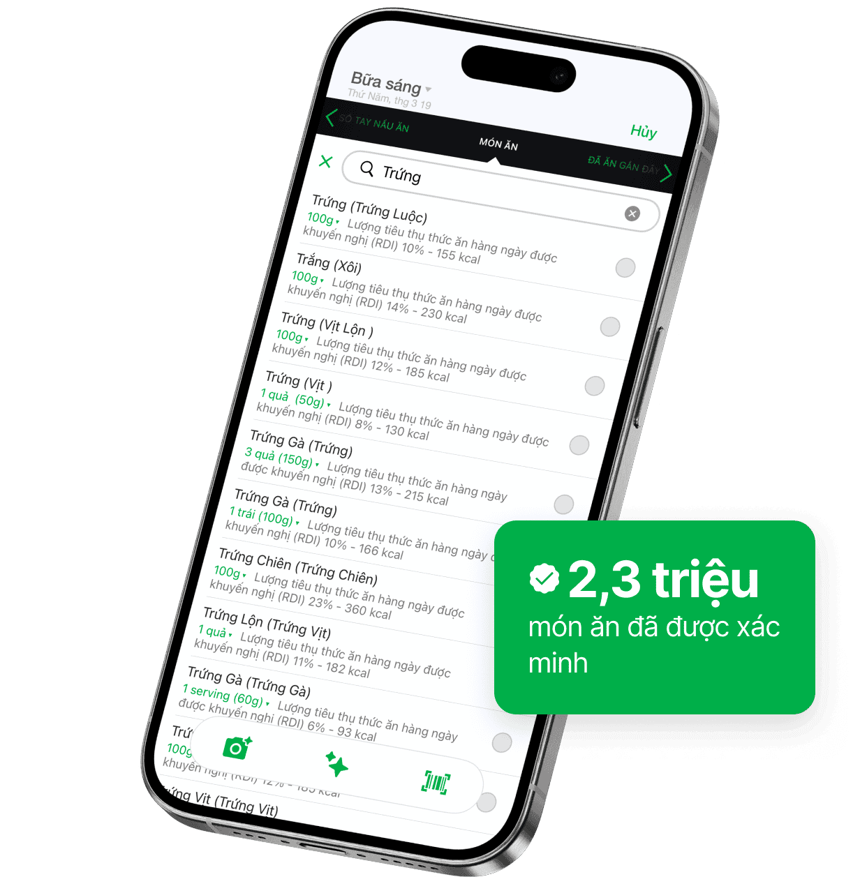Màn hình điện thoại thông minh hiển thị tính năng tìm kiếm thực phẩm của ứng dụng fatsecret, với kết quả cho "Apple" cùng thông tin dinh dưỡng như khẩu phần và lượng calo. Một nhãn màu xanh làm nổi bật “2,3 triệu thực phẩm đã được xác minh.”